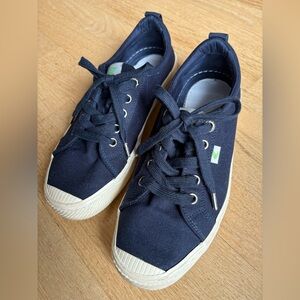 Cariuma Dark Blue Sneakers